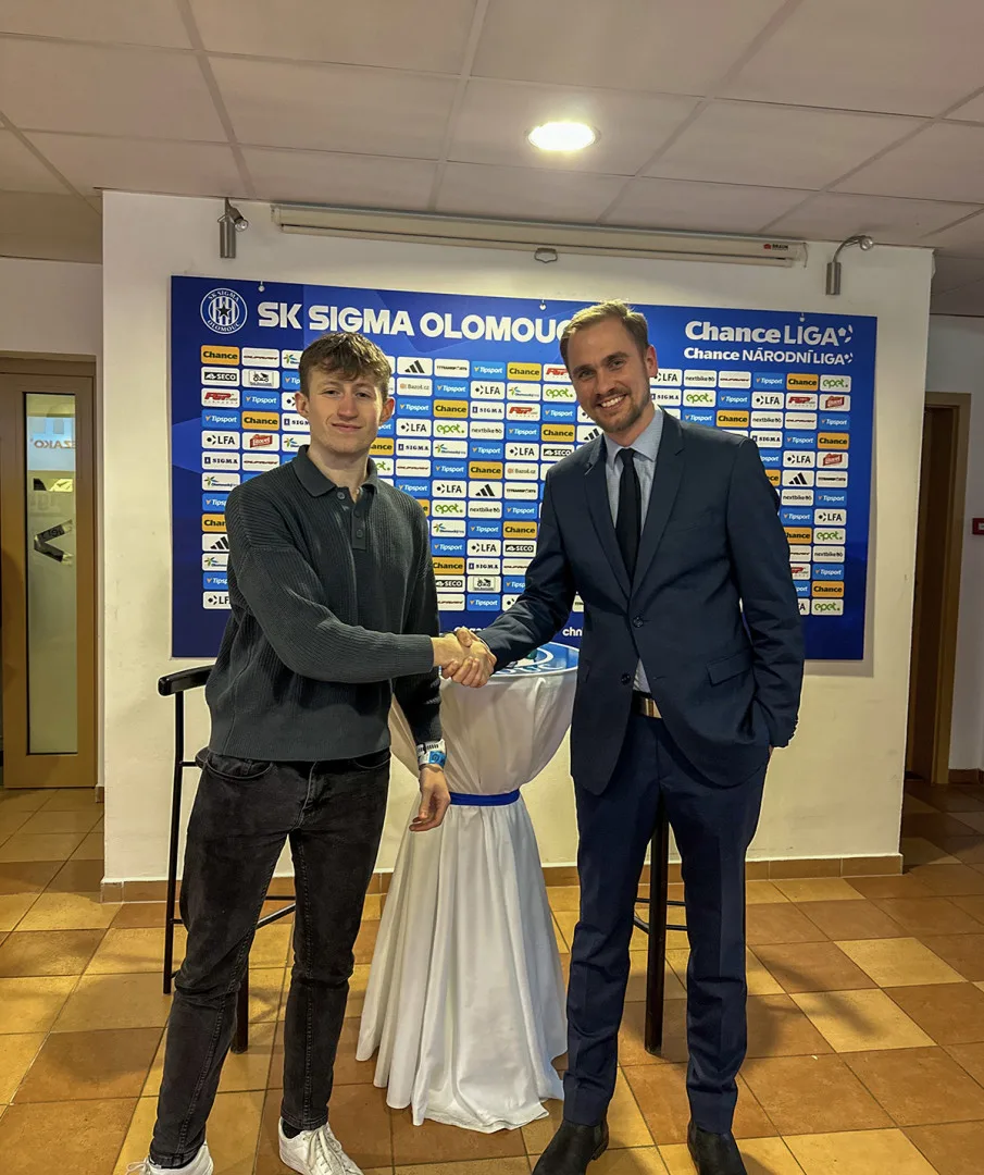 Liam Waddington na utkání Sigmy Olomouc, na snímku s místopředsedou klubu Jakubem Benešem