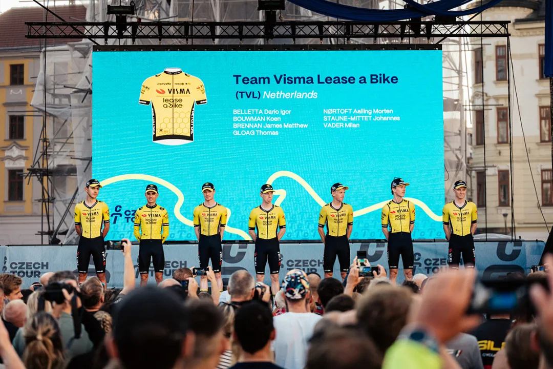 Stáj Visma Lease a Bike na prezentaci týmů v Olomouci - ilustrační foto
