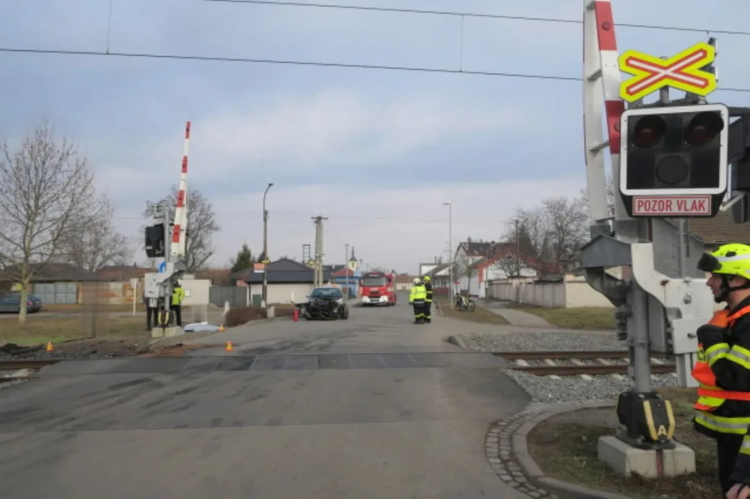 Senior vjel v Bedihošti pod vlak, oslnilo ho slunce. Strojvedoucí si srážky ani nevšiml a zastavil až na nádraží