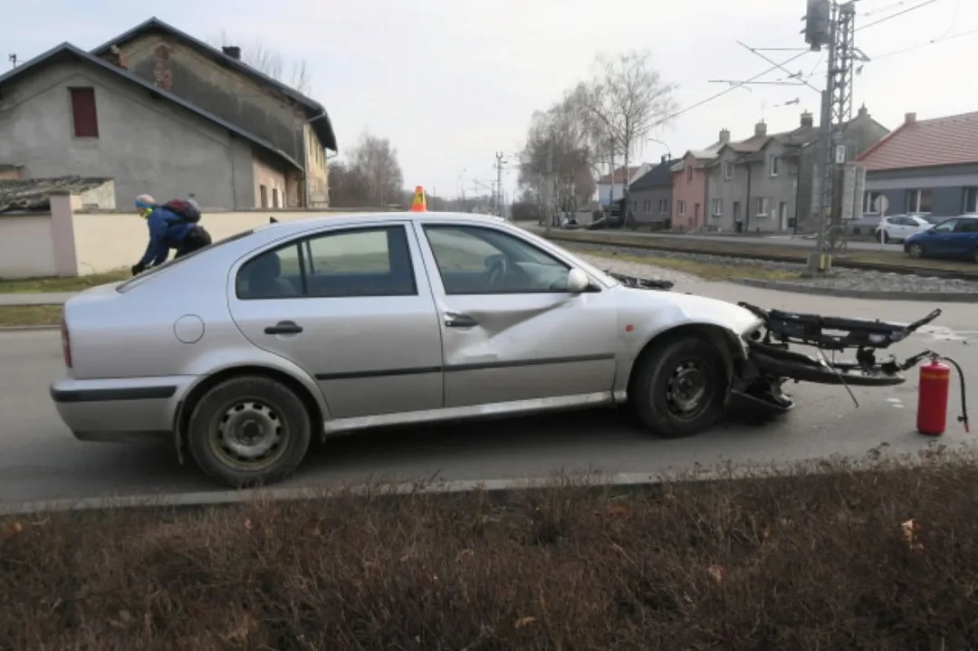 Senior vjel v Bedihošti pod vlak, oslnilo ho slunce. Strojvedoucí si srážky ani nevšiml a zastavil až na nádraží