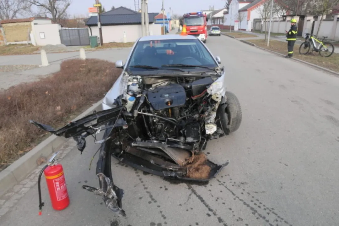 Senior vjel v Bedihošti pod vlak, oslnilo ho slunce. Strojvedoucí si srážky ani nevšiml a zastavil až na nádraží