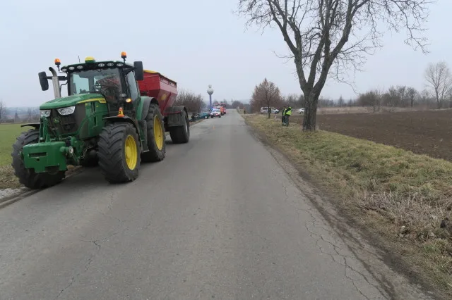 Senior u Nezamyslic nezvládl zatáčku a srazil s traktorem. Se zničeným vozem a zraněním skončil v příkopu