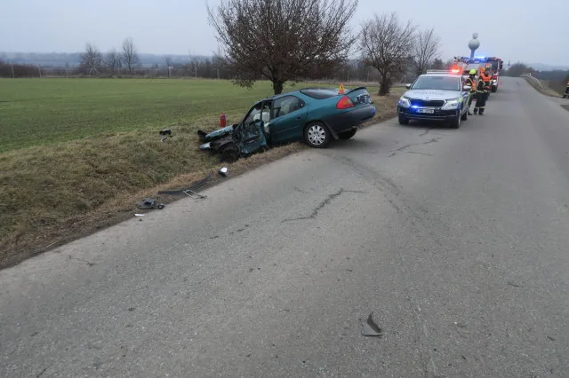 Senior u Nezamyslic nezvládl zatáčku a srazil s traktorem. Se zničeným vozem a zraněním skončil v příkopu