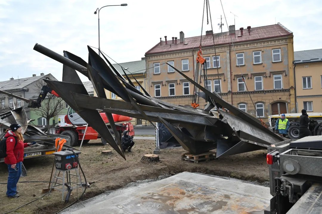 FOTOGALERIE: Čáp pro čápa. Stavba unikátní kovové skulptury v Hranicích sochaře Jana Dostála právě začala
