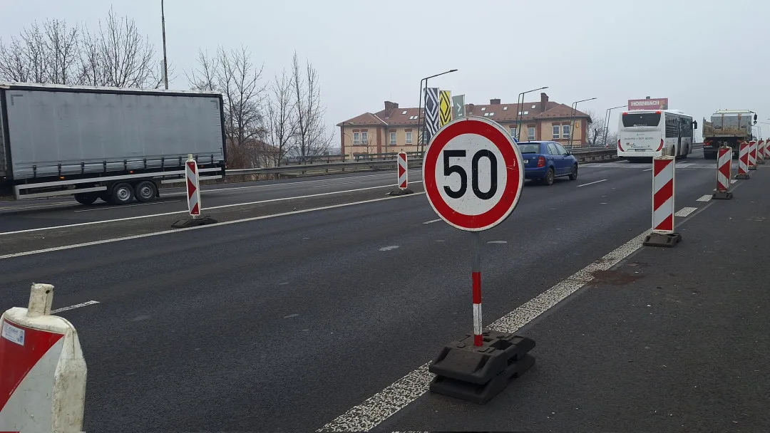 Velkomoravská už bez většího omezení. Poškozený most u Baumaxu zakryly provizorní plechy