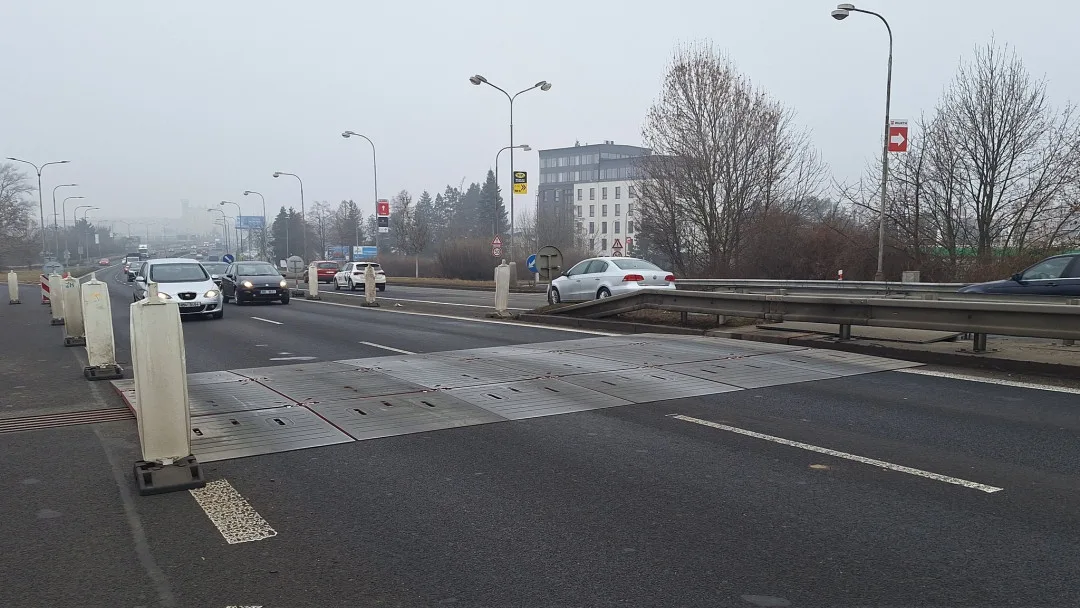 Velkomoravská už bez většího omezení. Poškozený most u Baumaxu zakryly provizorní plechy