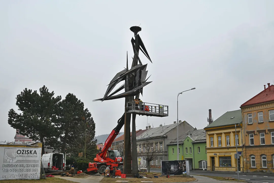 FOTOGALERIE: Čáp pro čápa. Sochař Jan Dostál buduje v Hranicích unikátní kovovou skulpturu