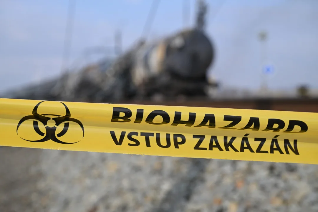 Hasiči u Hustopečí pokračují v přečerpávání benzenu. Odklízení trosek by mohlo začít dnes