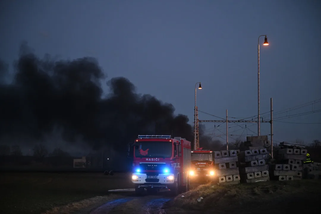 Hasiči u Hustopečí pokračují v přečerpávání benzenu. Odklízení trosek by mohlo začít dnes
