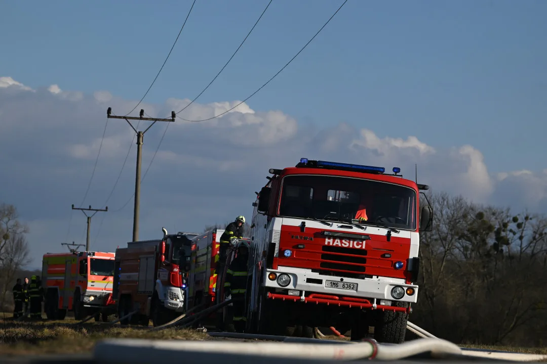 Hasiči u Hustopečí pokračují v přečerpávání benzenu. Odklízení trosek by mohlo začít dnes