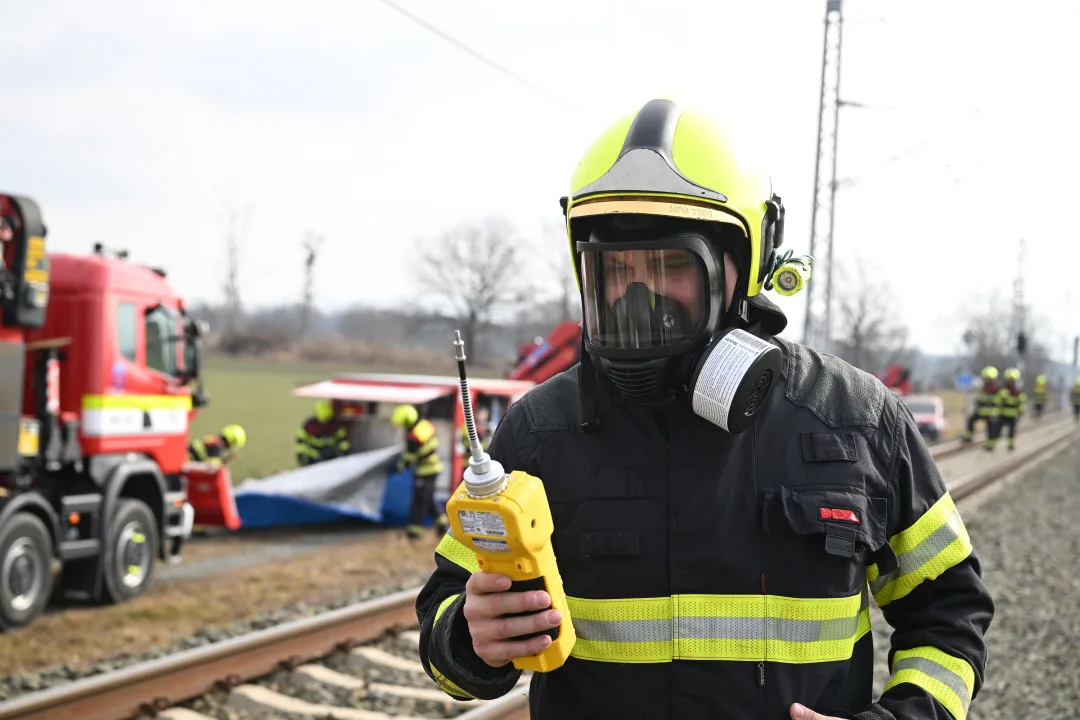 Hasiči u Hustopečí pokračují v přečerpávání benzenu. Odklízení trosek by mohlo začít dnes