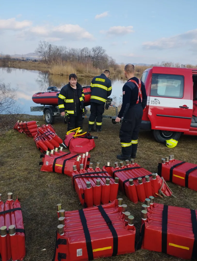 Ovzduší je po obřím požáru vlaku na Přerovsku v pořádku. Úřady nyní zkoumají zamoření půdy a vody v okolí