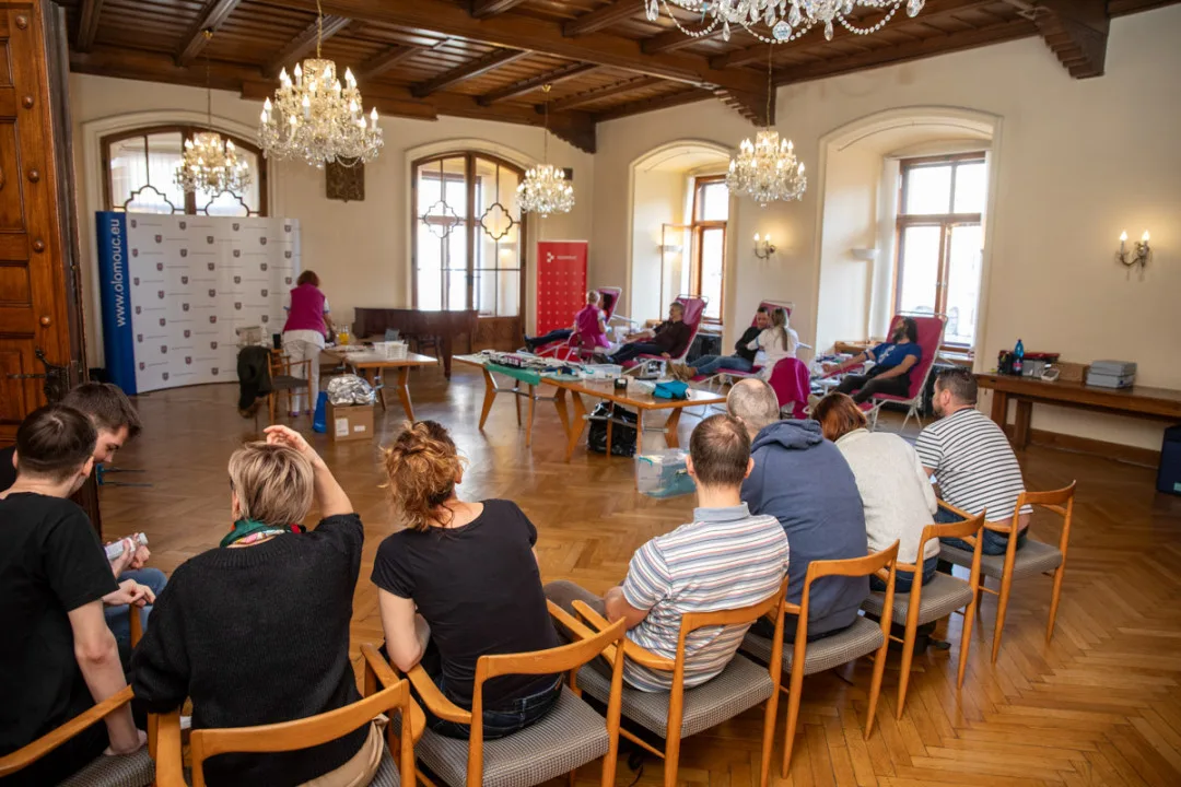 FOTOGALERIE: Dárci krve pomáhali na olomoucké radnici. Na první odběr přišel i olympionik Jurka