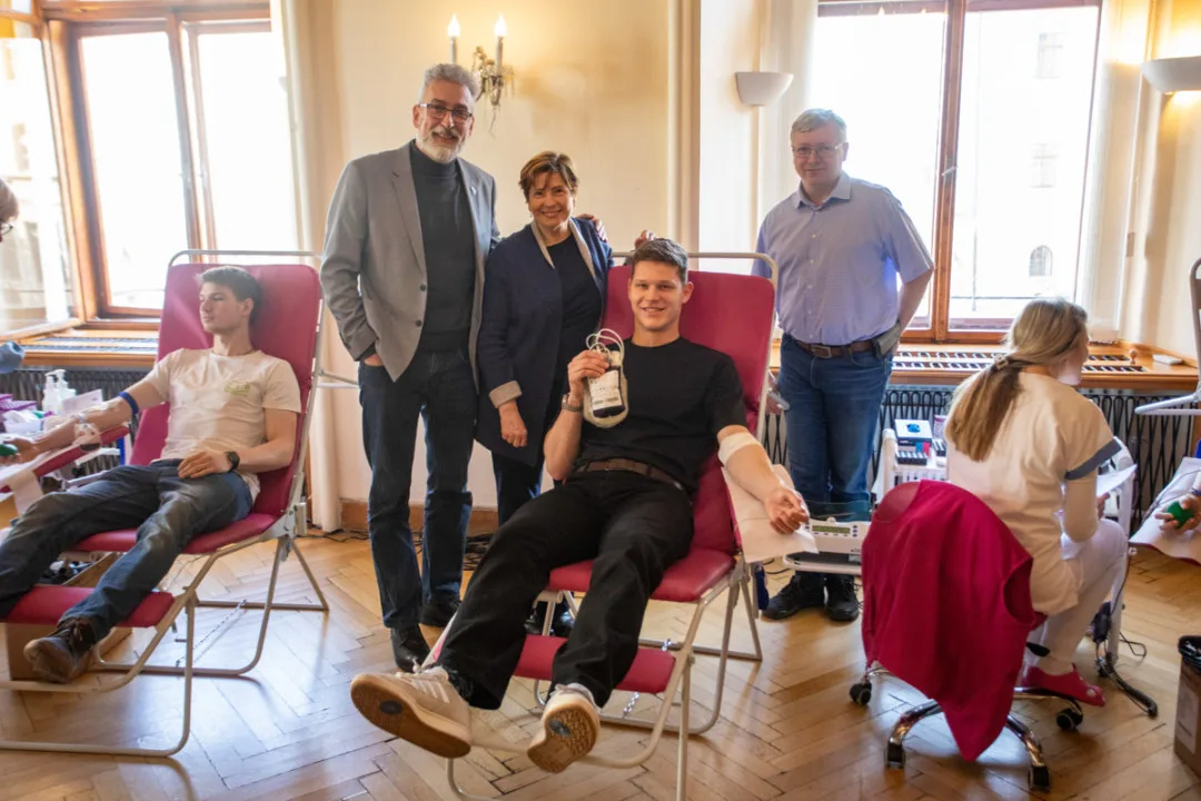 FOTOGALERIE: Dárci krve pomáhali na olomoucké radnici. Na první odběr přišel i olympionik Jurka