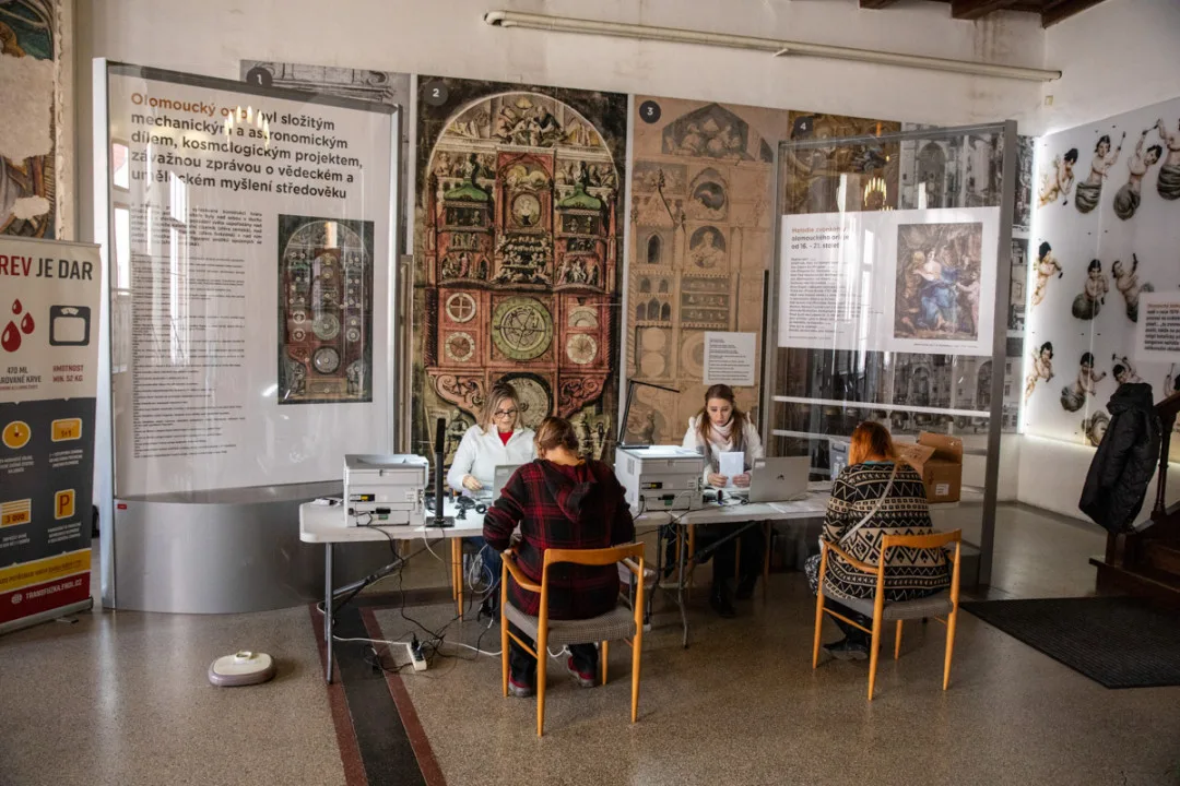 FOTOGALERIE: Dárci krve pomáhali na olomoucké radnici. Na první odběr přišel i olympionik Jurka