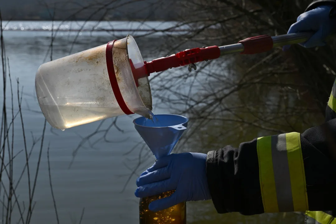 Toxický benzen, který unikl z havarovaného vlaku na Přerovsku, zasáhl podzemní vody