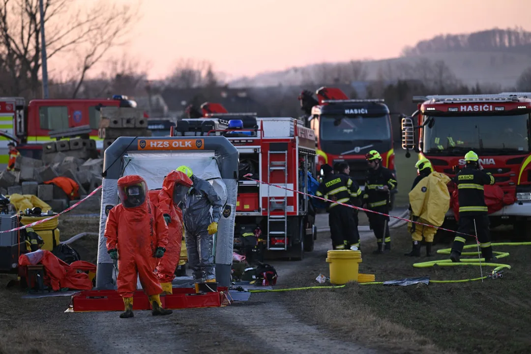 Benzenu v podzemní vodě po havárii cisteren mírně ubylo. Rypadlo u Hustopečí hloubí další sondy