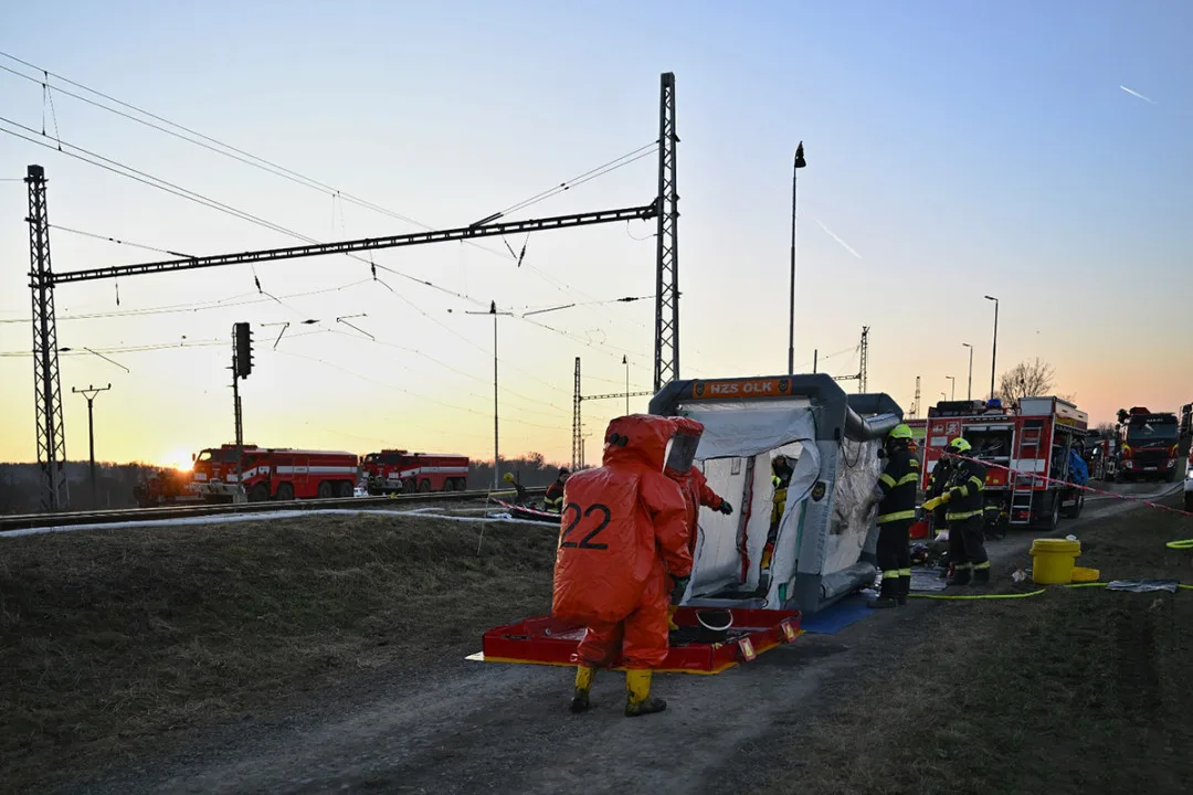 Benzenu v podzemní vodě po havárii cisteren mírně ubylo. Rypadlo u Hustopečí hloubí další sondy