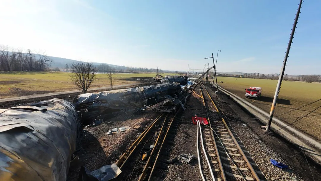 Vlak s benzenem na Hranicku před vykolejením překročil povolenou rychlost o 55 kilometrů v hodině