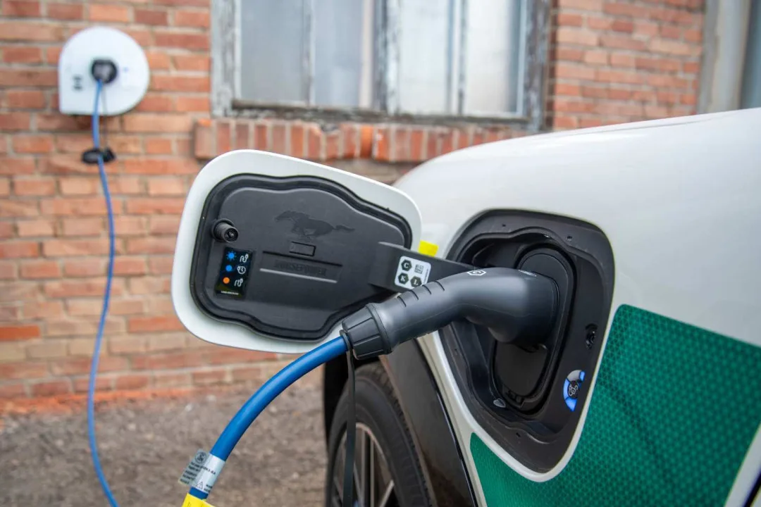 Čtyři elektromobily Fakultní nemocnici. Výkonný Ford Mustang Mach-E má speciální úpravu pro urgentní převozy