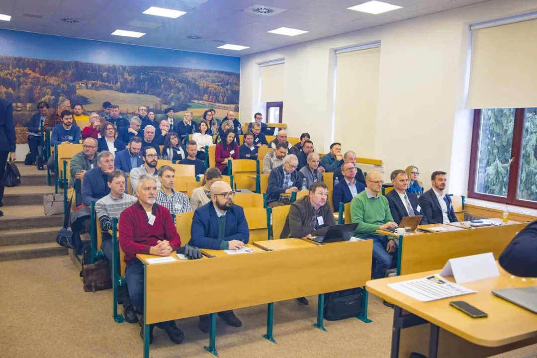 „Na větrníky si tu po dvaceti letech všichni zvykli, obnovitelné zdroje potřebujeme pro soběstačnost i prosperitu,” zaznělo během série Pro moderní Česko