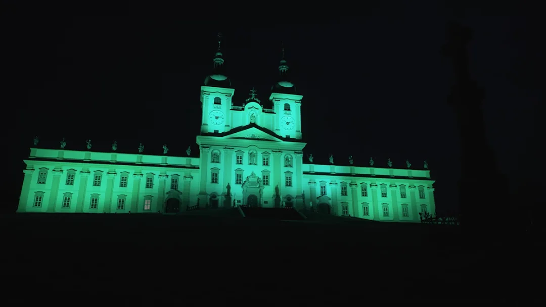 Zeleně nasvícená bazilika zaujala nejen Olomoučany. Efekty upozornily na plíživou nemoc