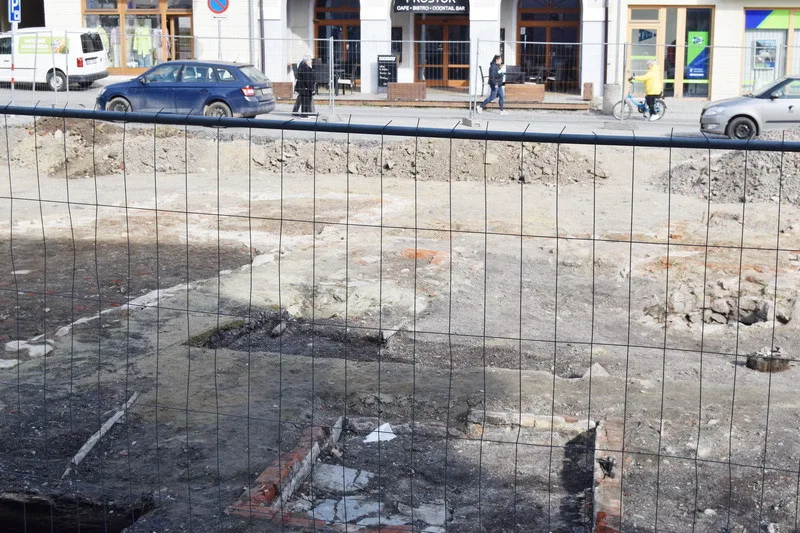 Kamenné studny, starobylá retenční nádrž, řada artefaktů. Průzkum odkrývá základy ghetta v Prostějově