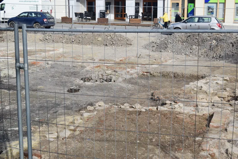 Kamenné studny, starobylá retenční nádrž, řada artefaktů. Průzkum odkrývá základy ghetta v Prostějově