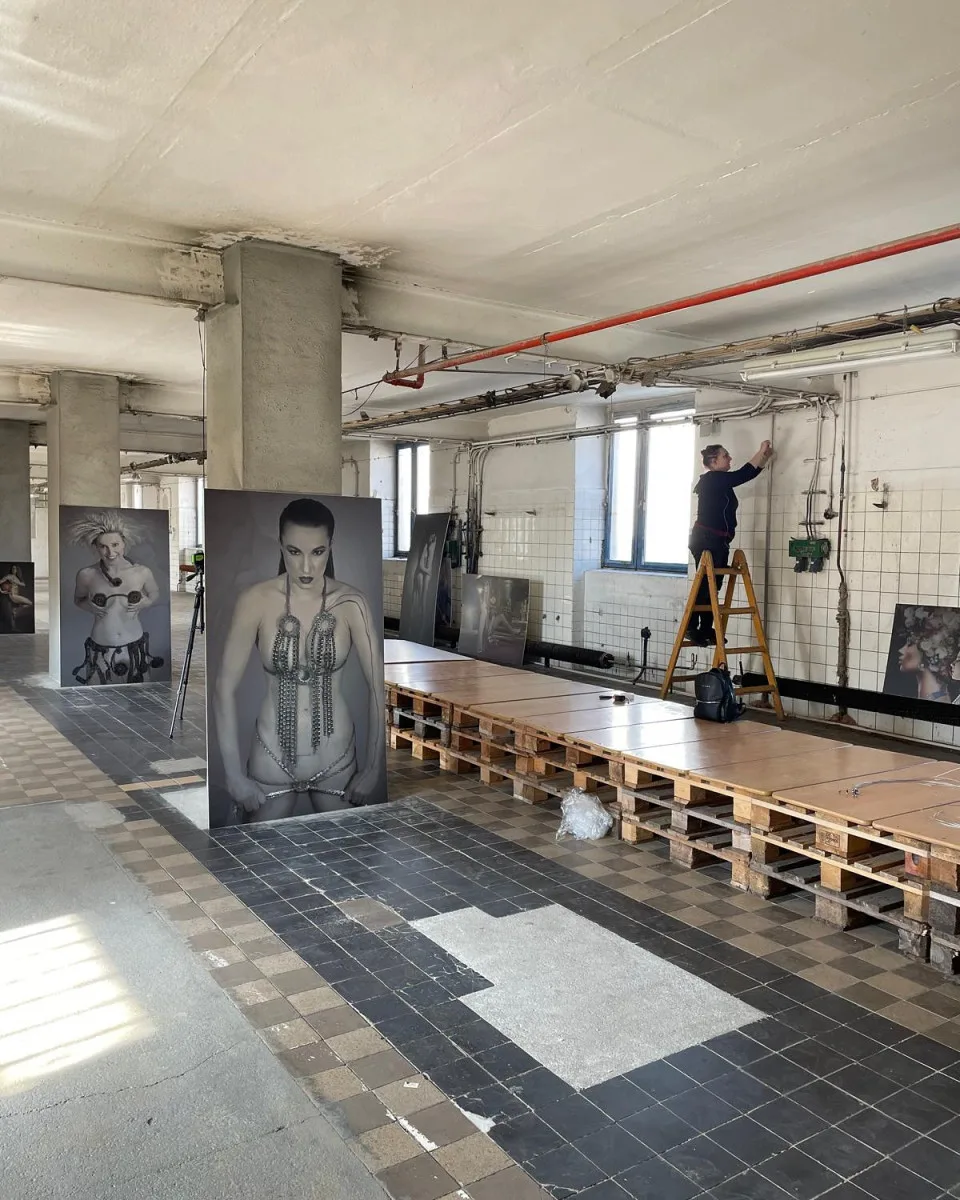 Krása žen vynikla v netradiční galerii. Speciální výstavu fotografií hostí bývalá továrna v Přerově