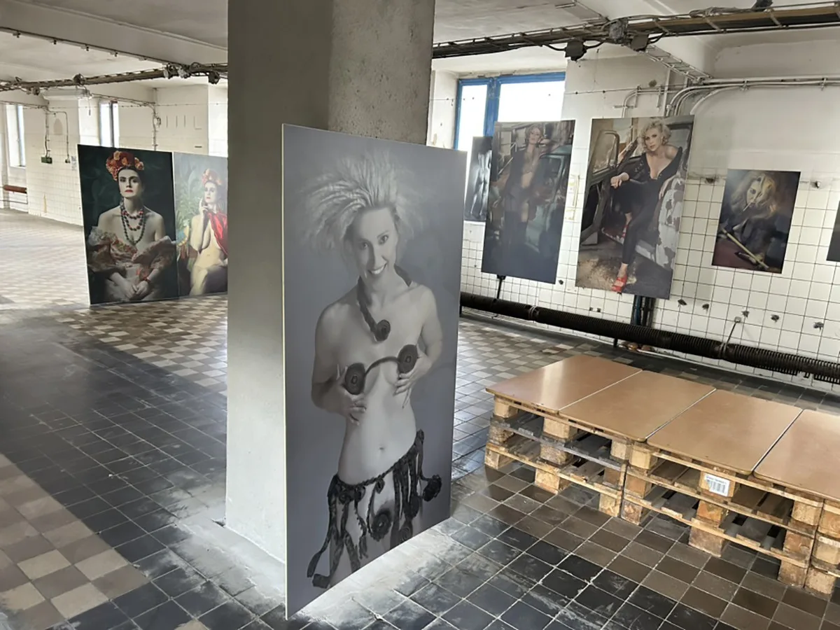 Krása žen vynikla v netradiční galerii. Speciální výstavu fotografií hostí bývalá továrna v Přerově