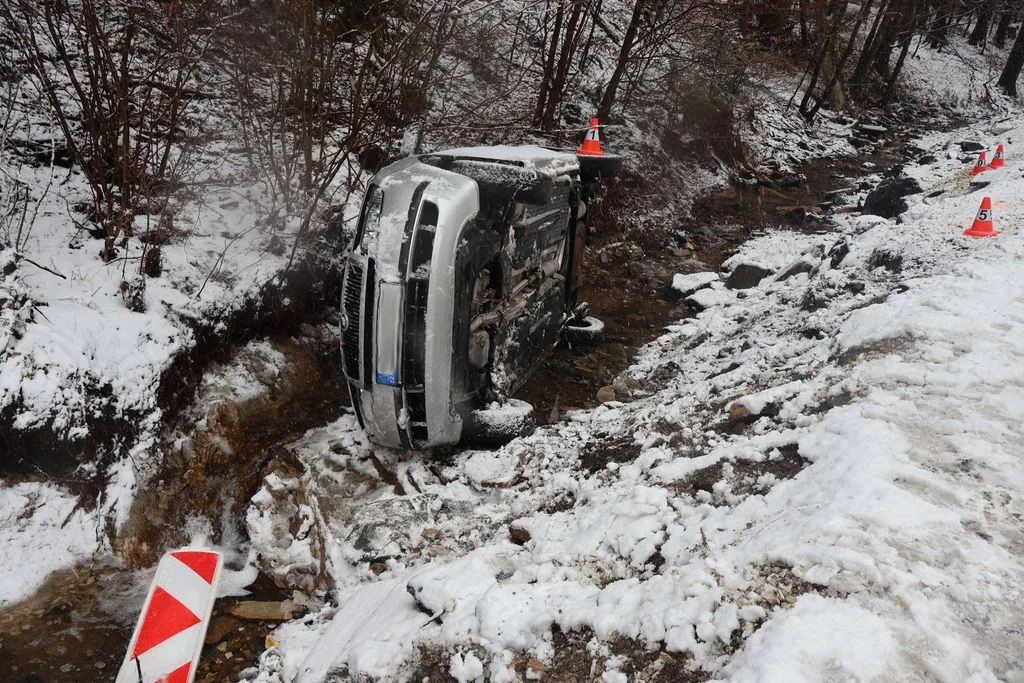 Zima ještě úřaduje. Mladá řidička z Jesenicka se na sněhu dostala do smyku a skončila v potoce