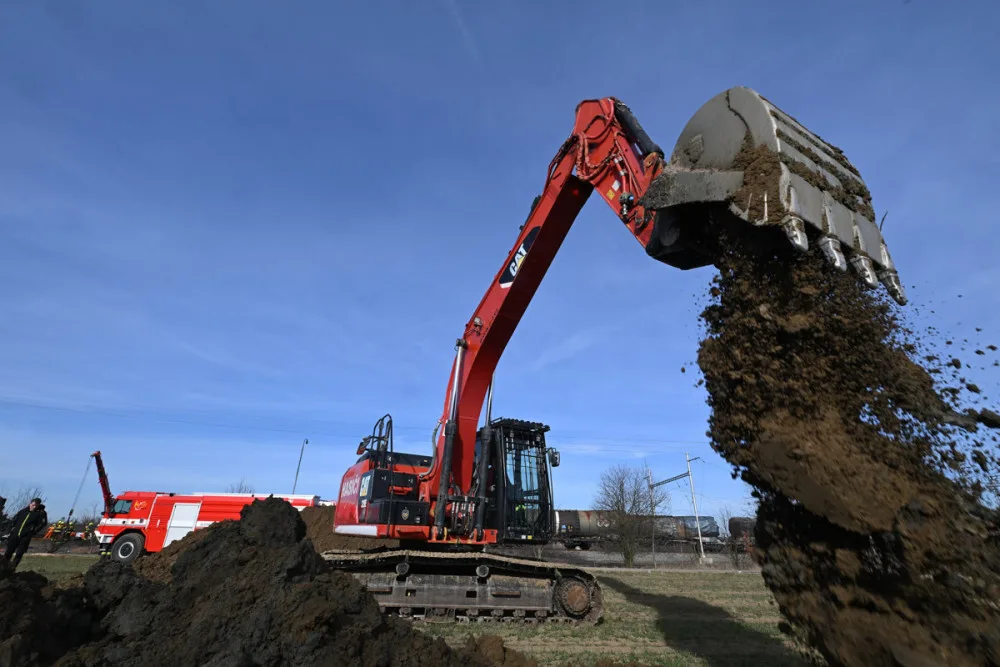 V Hustopečích dnes začne instalace osmimetrových stěn, mají zabránit kontaminaci vody. Ryby jsou zatím v pořádku