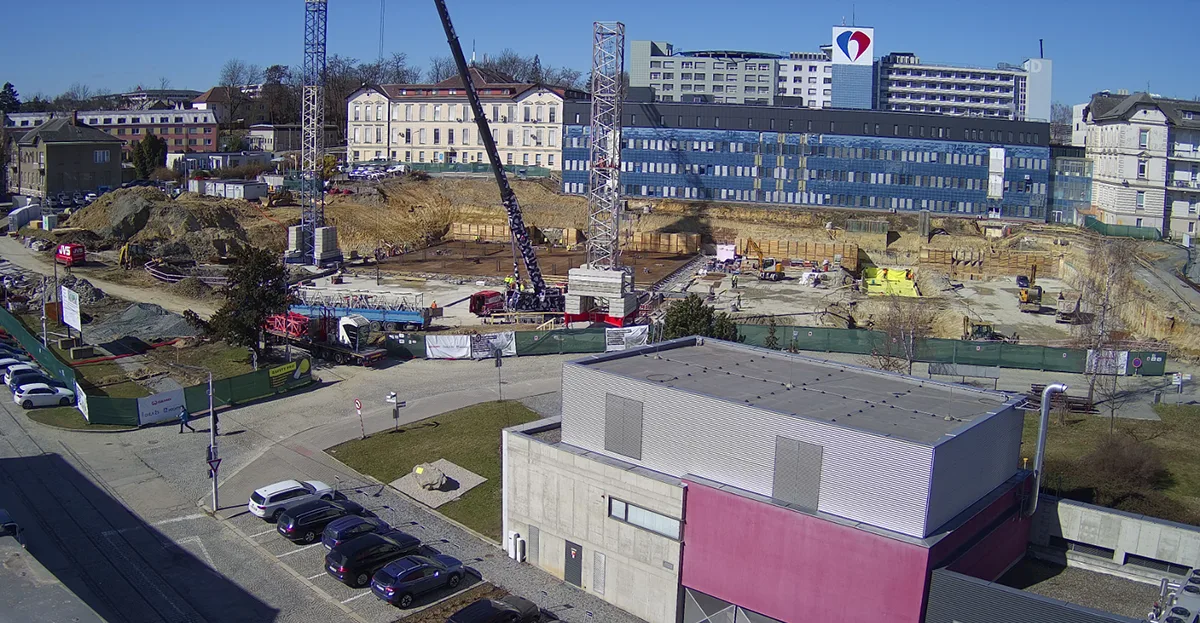 Stavba supermoderního pavilonu FN Olomouc postupuje. Důležité úkony budou probíhat i v noci