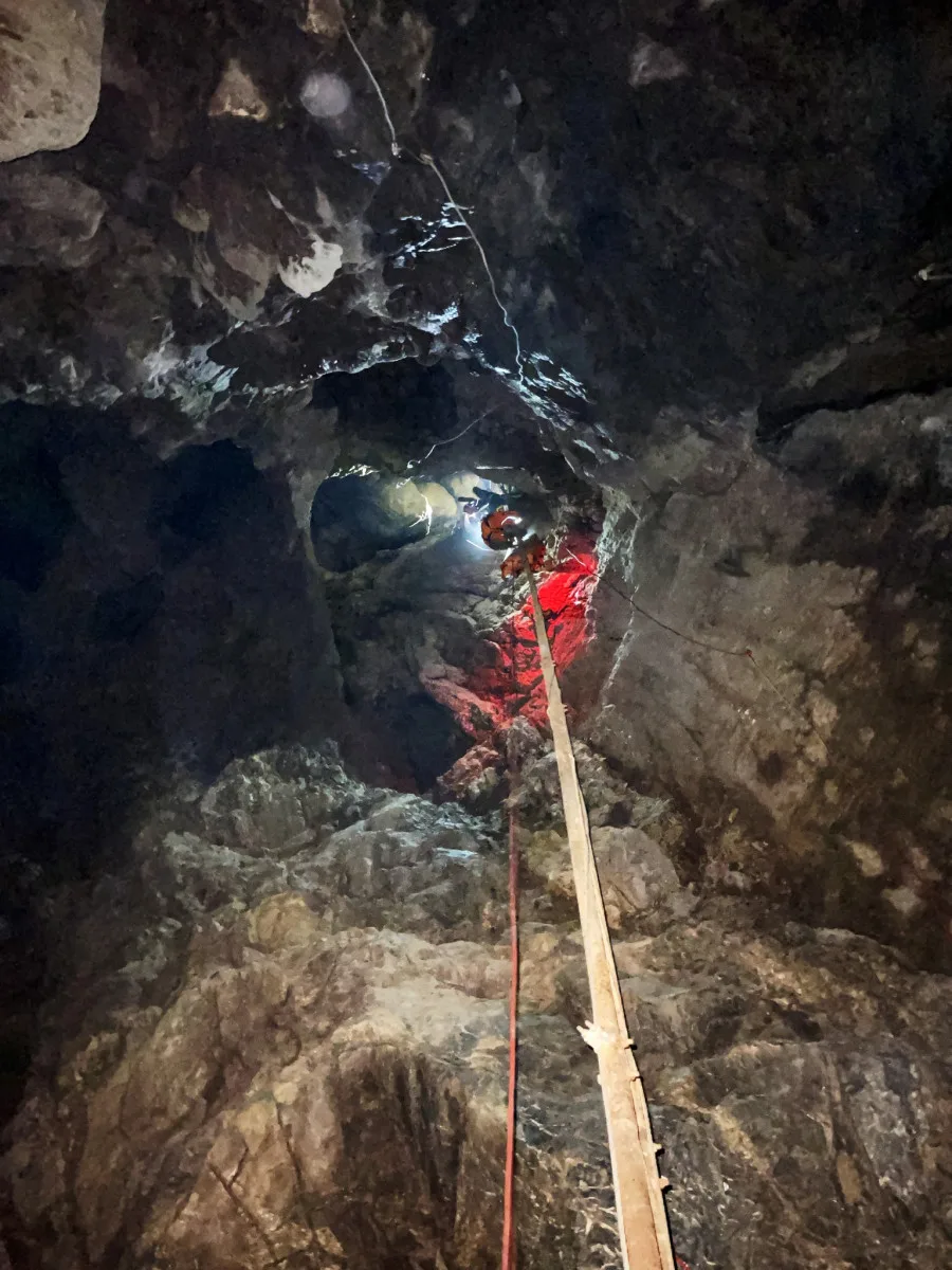FOTOGALERIE: Čtyřicet metrů pod zemí, pouze tma a netopýři. Hasiči trénovali záchranu zraněného speleologa