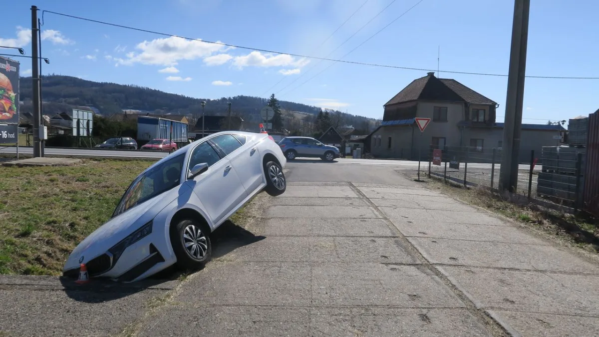 Řidič v Rapotíně nezvládl manipulaci s automatickou převodovkou, vůz zůstala viset nad příkopem