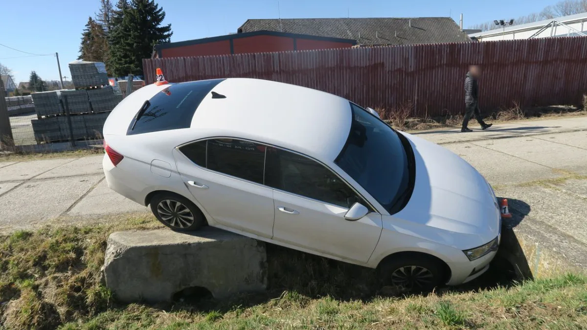 Řidič v Rapotíně nezvládl manipulaci s automatickou převodovkou, vůz zůstala viset nad příkopem