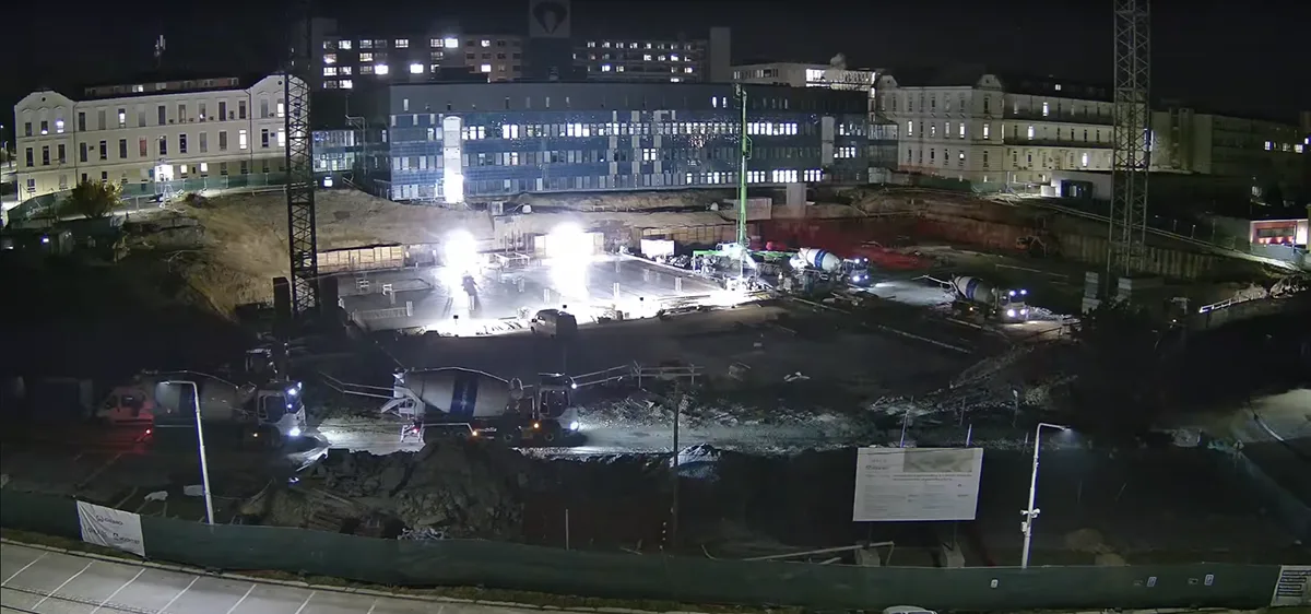 Od rozbřesku do tmy. Stavba obří centrální budovy FN Olomouc běží podle plánu