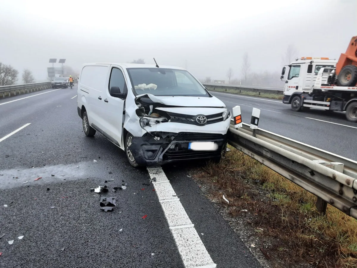 Dálnice D35 u Příkaz byla ve směru do Olomouce uzavřená. V mlze zde havarovalo několik aut