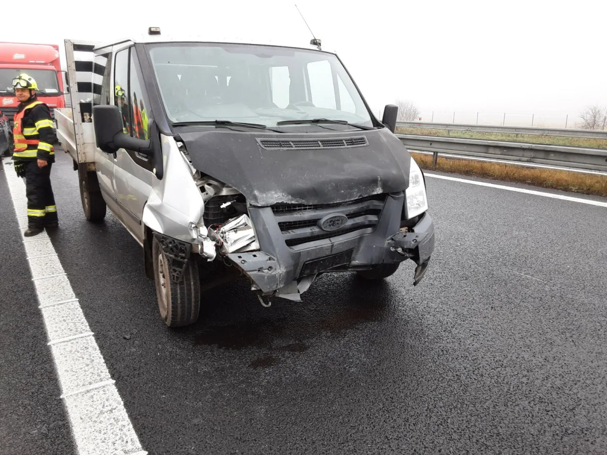 Dálnice D35 u Příkaz byla ve směru do Olomouce uzavřená. V mlze zde havarovalo několik aut