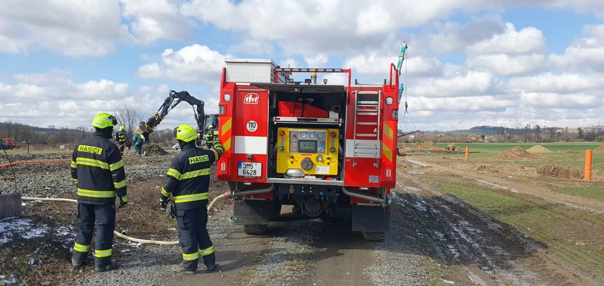 Tento týden začne těžba zamořené zeminy po havárii vlaku s benzenem na Přerovsku. Škody šplhají do stamilionů