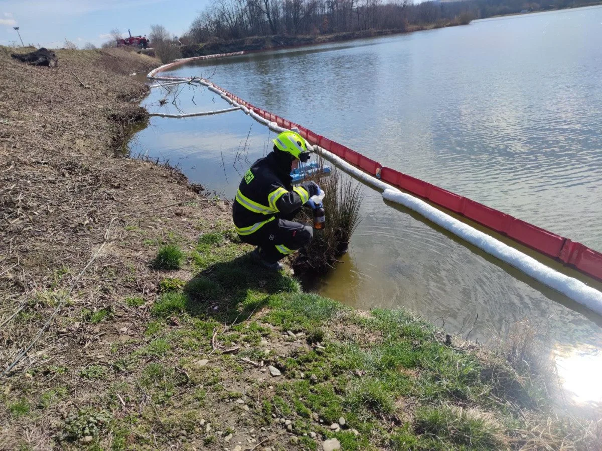 Tento týden začne těžba zamořené zeminy po havárii vlaku s benzenem na Přerovsku. Škody šplhají do stamilionů