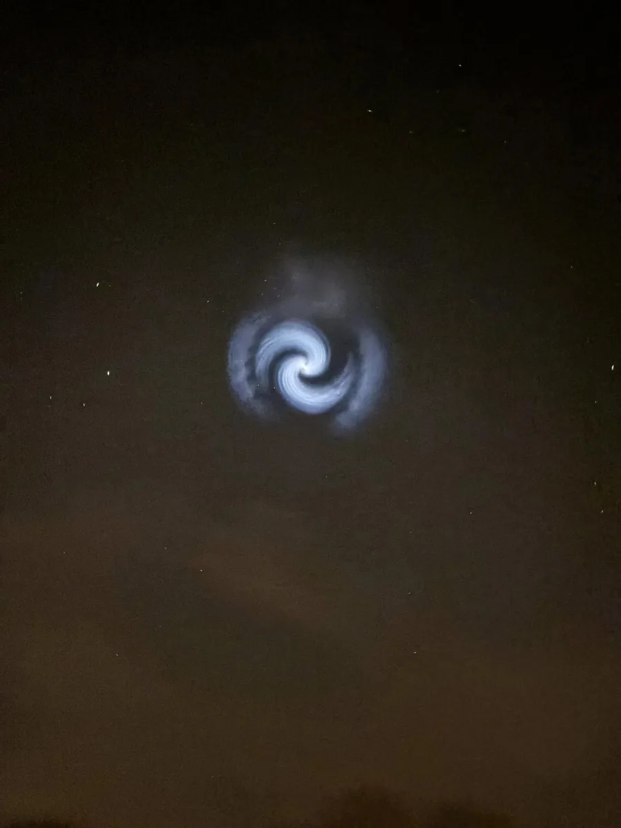 Tajemná spirála na nebi fascinovala. Nešlo o UFO, ale o přebytečné palivo rakety Falcon 9, vypuštěné na Floridě