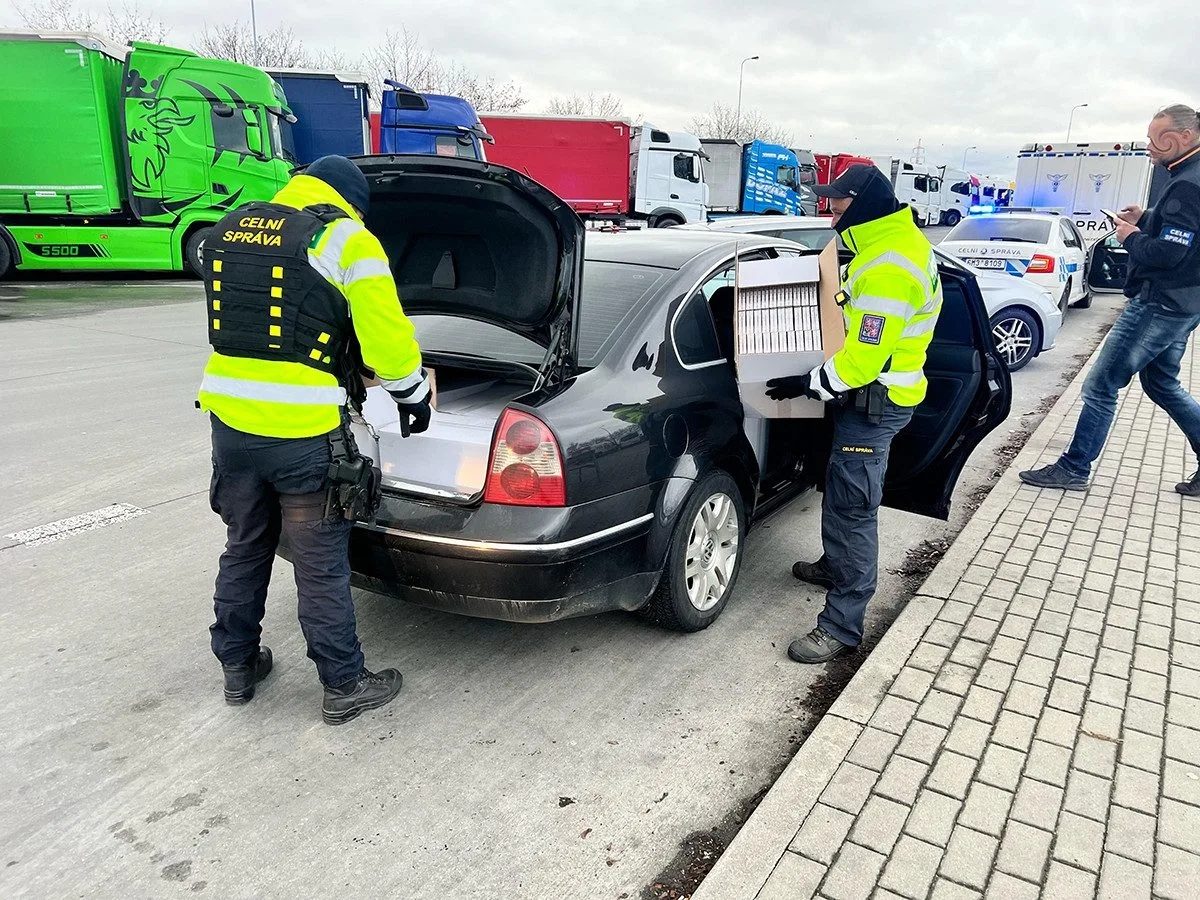 Cizinec pašoval 120 tisíc nezdaněných cigaret, u Olomouce ho chytili celníci