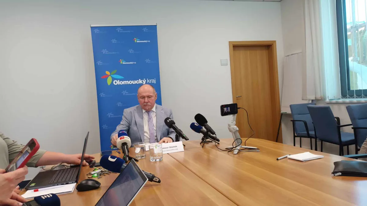 Hejtman Okleštěk vyhlásí stav nebezpečí. Kvůli havárii vlaku s benzenem na Přerovsku čelil kritice