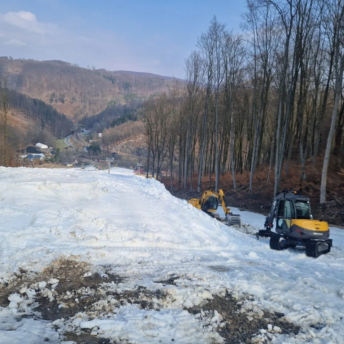 Lyžařský areál v Hrubé Vodě si chce schovat letošní sníh na příští zimu. Nahrne ho na hromadu a zakryje