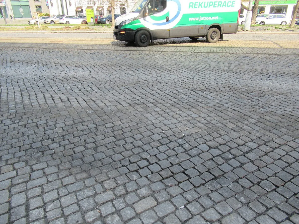 Zákeřný propad silnice v centru Olomouce. Zvlněný úsek se dočká opravy za měsíc