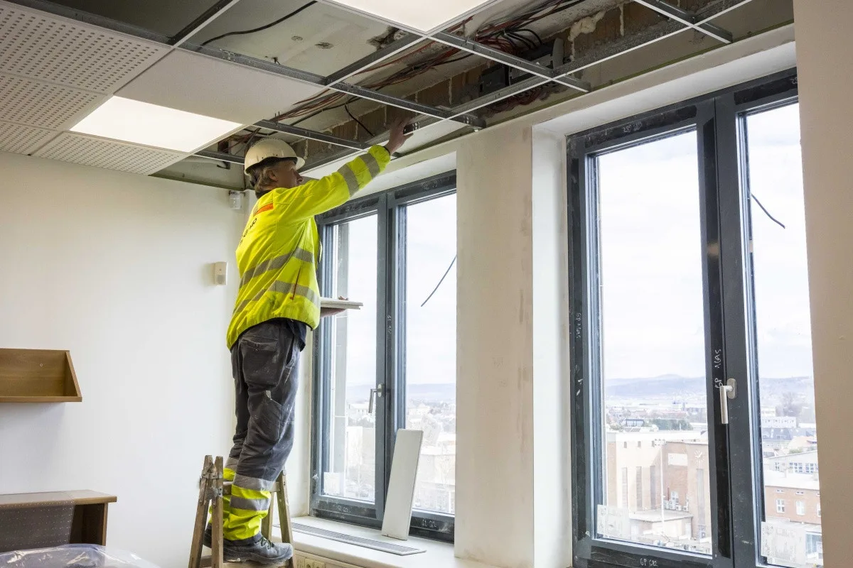 Výměna všech oken i instalace fotovoltaiky. Krajský úřad v Olomouci prochází proměnou