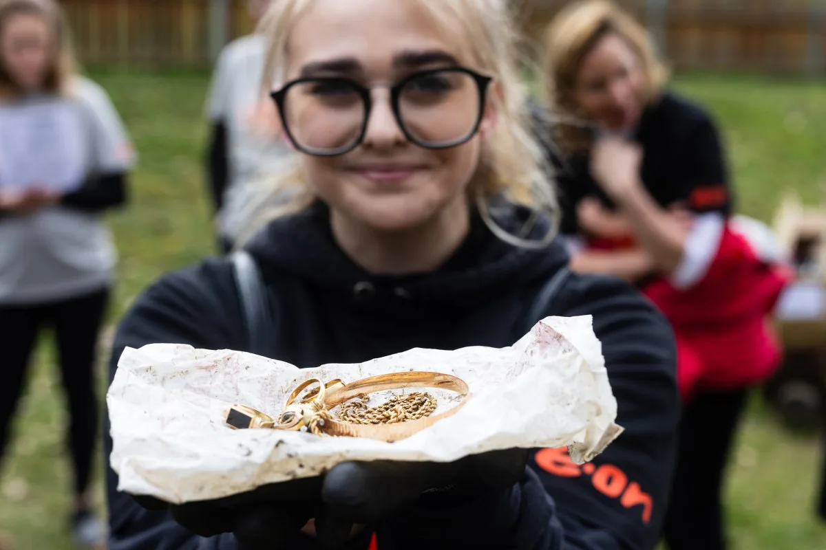 E.ON už podeváté uklízel Česko. Dvě stovky zaměstnanců našly v přírodě zakopané zlato i vyhozený elektroměr
