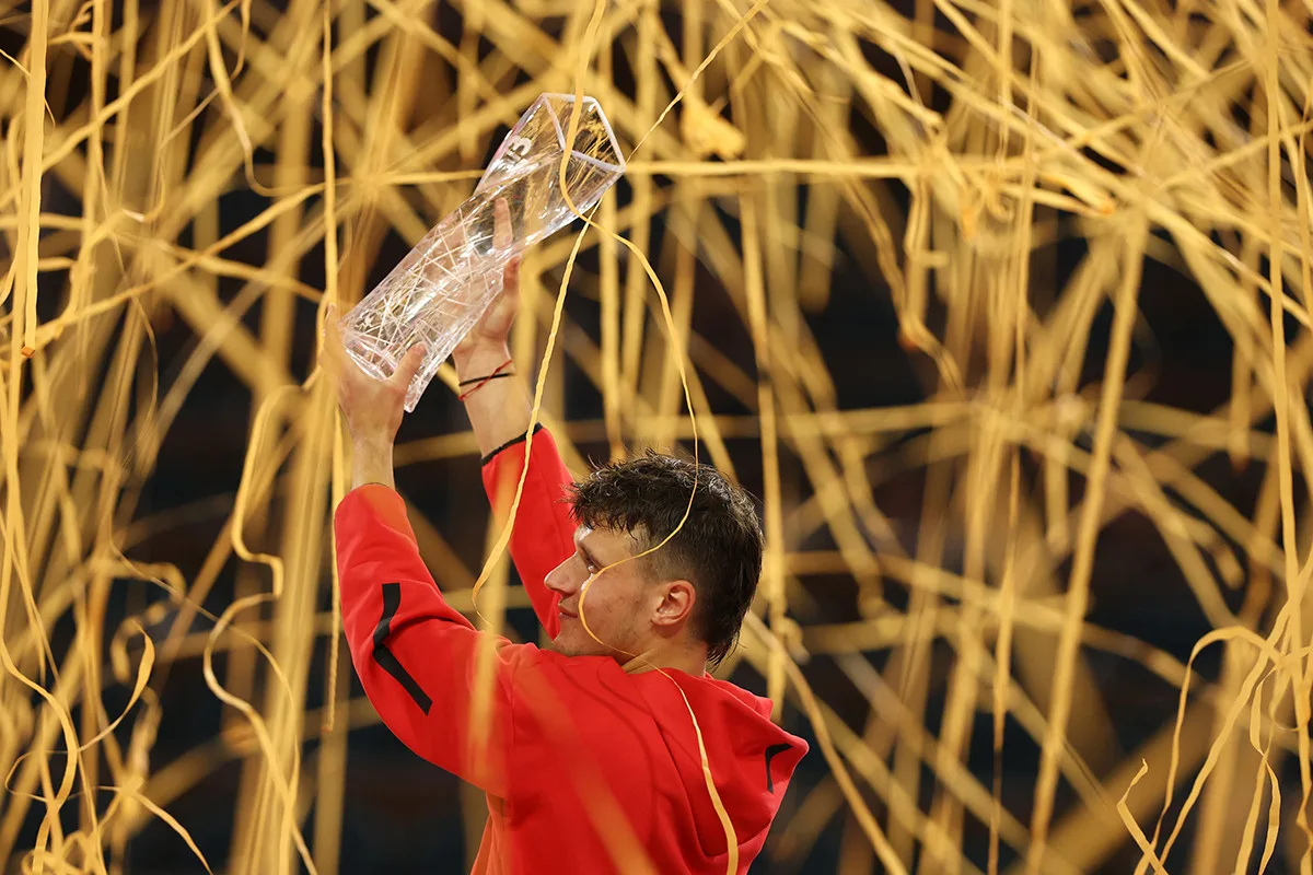 Jakub Menšík se raduje s trofejí na turnaji ATP Masters 1000 v Miami