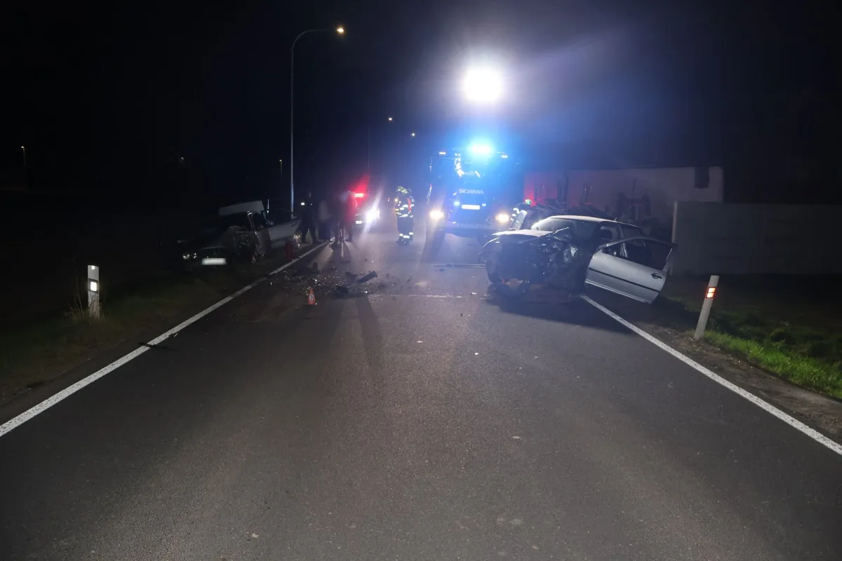 Vážná nehoda u Sukolomi. Golf vletěl do zatáčky a čelně se srazil s mercedesem, řidič skončil v nemocnici